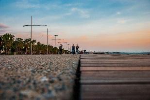 δαπέδων έχει σκοπό την εξασφάλιση μίας ενιαίας επιφάνειας, ικανής να φιλοξενήσει ετερόκλητες χρήσεις, διευκολύνοντας την ανάγνωση και την οικειοποίηση του χώρου.