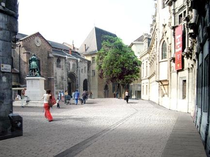 TC: «.. C est la pierre du bâtiment du Palais de la Justice... et on a cherché cette pierre... Donc c'est un gris un peu glacé...c'est marrant pour une ville qui est au milieu des montagnes!» (STOA).