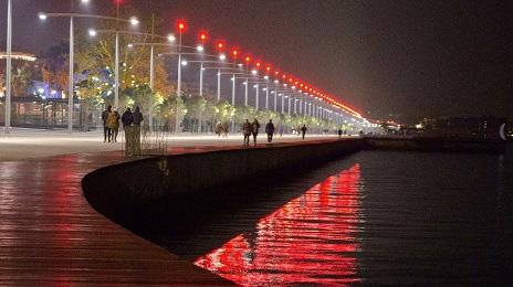 Μπορεί κανείς να ξαπλώσει, να κάνει πικ νικ, ό,τι μπορεί να φανταστεί κανείς». (N&C). Ο φωτισμός του πλακόστρωτου είναι έντονος γύρω από την αλέα, αλλά όσο πλησιάζουμε στη θάλασσα χαμηλώνει.