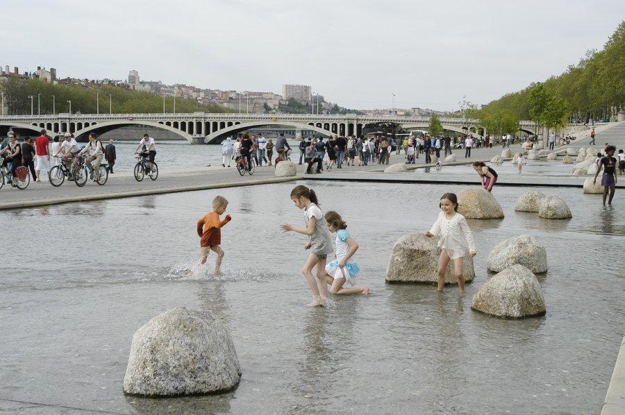 . «Il y a une margelle assez importante qui le tour et dans laquelle on a écrit «eau non potable» et «baignade interdite» et puis peu de temps après l ouverture et l inauguration, évidemment il y a