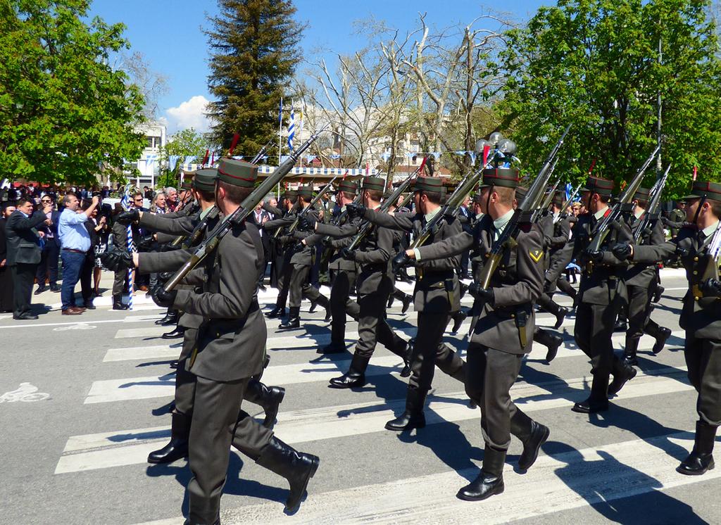 σημαίας στην κεντρική πλατεία της πόλης από