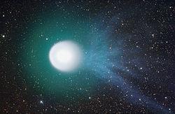 Η σκόνη αποτελείται από κόκκους διαφόρων μεγεθών. Οι κόκκοι μεσαίου μεγέθους, οι οποίοι δεν αναπτύσσουν αρκετά μεγάλη ταχύτητα για να διαφύγουν από τη βαρύτητα του κομήτη σχηματίζουν τη κόμη σκόνης.