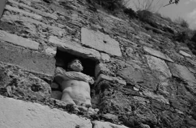 Πατρινέλα Σε παλιότερες εποχές οι άνθρωποι πίστευαν ότι τα παλιά κάστρα, γεφύρια, ποτάμια και βρύσες φυλάγονται από καλά ή φοβερά στοιχειά,νεράιδες, ξωτικά,δράκους κλπ.