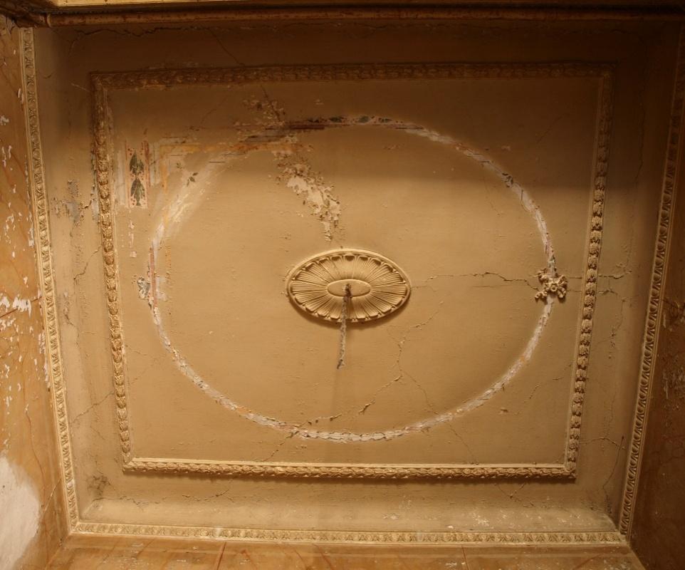 Τα ταβάνια είναι επενδεδυμένα με περίτεχνα σχέδια φτιαγμένα από γύψο(εικ.11&12).