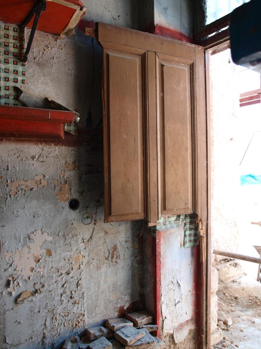 Εικόνα 53.Πόρτα κουζίνας βανδαλισμών από αγνώστους Τα εξωτερικά κουφώματα, παράθυρα, φέρουν σημαντικές φθορές λόγω της εκτεταμένης έκθεσής τους στις καιρικές συνθήκες.