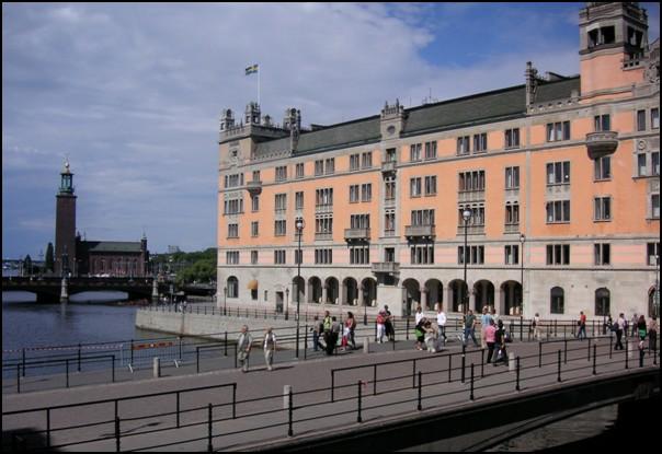 Σύμφωνα με το εμπορικό επιμελητήριο της Στοκχόλμης, περισσότερες από χίλιες σουηδικές θυγατρικές εταιρείες δραστηριοποιούνται σήμερα στο Ηνωμένο Βασίλειο και οι διμερείς εμπορικές σχέσεις μεταξύ των