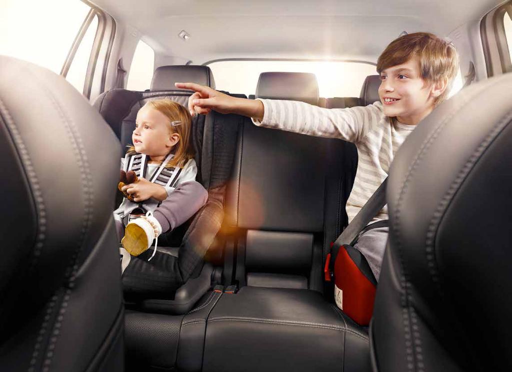 ΕΝΑΣ ΧΩΡΟΣ ΓΙΑ ΠΑΙΔΙΑ Τα παιδιά σας θα ταξιδεύουν με ασφάλεια και άνεση. Η τοποθέτηση των παιδιών στα πίσω καθίσματα γίνεται άνετα χάρη στις μεγάλες πόρτες και την ευρυχωρία της καμπίνας.
