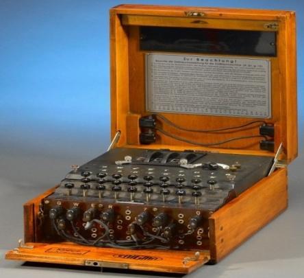 Εικόνα 1 Μηχανή Enigma Στις πιο σύγχρονες εποχές η κρυπτογραφία χρησιμοποιεί πεδία των μαθηματικών, όπως διακριτά μαθηματικά, θεωρία αριθμών, θεωρία πληροφορίας, υπολογιστική πολυπλοκότητα,
