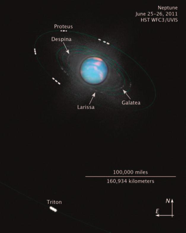 θους, δορυφόρος του ηλιακού συστήματος. Επίσης είναι ο μοναδικός μεγάλος δορυφόρος του ηλιακού συστήματος ο οποίος έχει αντίθετη φορά από την φορά περιστροφής του πλανήτη του, του Ποσειδώνα.