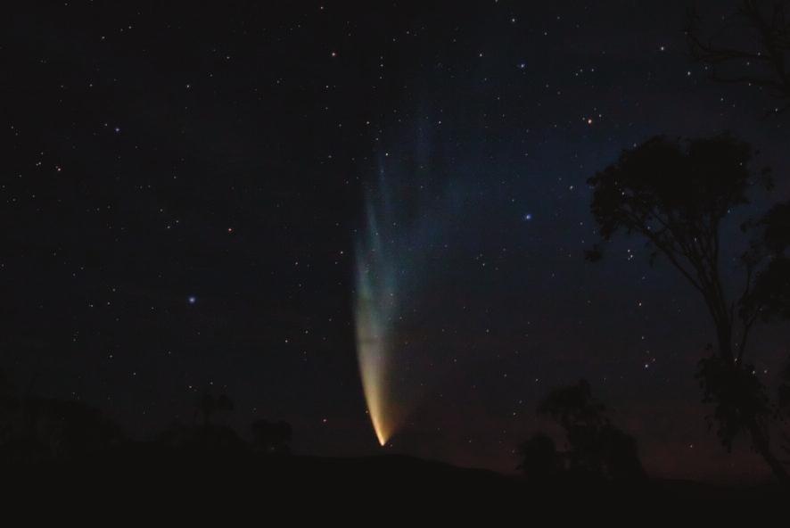 από αυτόν. Στο κόσμο του Καρτέσιου, οι κομήτες είναι νεκροί αστέρες που κινούνται ανάμεσα στις περιοχές των αστέρων, σε μεγάλη απόσταση από τους πλανήτες.