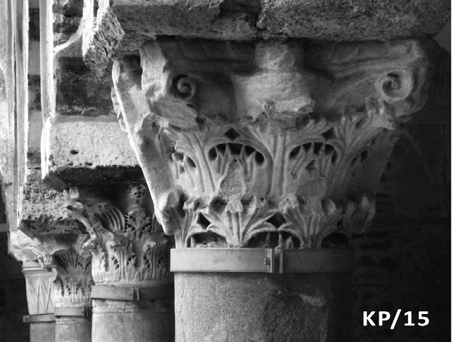 ΚΩΝΣΤΑΝΤΙΝΟΣ Θ. ΡΑΠΤΗΣ - ΣΤΥΛΙΑΝΗ Δ. ΒΑΣΙΛΕΙΑΔΟΥ Εικ. 8. Θεσσαλονίκη, Χαμζά Μπέη τζαμί. Κορινθιακό κιονόκρανο, τύπου «γυμνού πυρήνα» (ΚΡ/15) και βυζαντινή παραλλαγή κορινθιακού κιονοκράνου (ΚΡ/1).