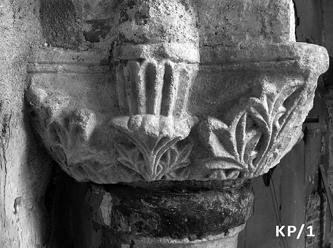 Τέσσερα μεγάλα φύλλα εκτείνονται έως τις γωνίες του άβακα. Τα φύλλα αποσχίζονται σε λοβούς με έως και πέντε γλωσσίδες που έχουν αποδοθεί με την τεχνική της κοίλης πρισματικής γλυφής.