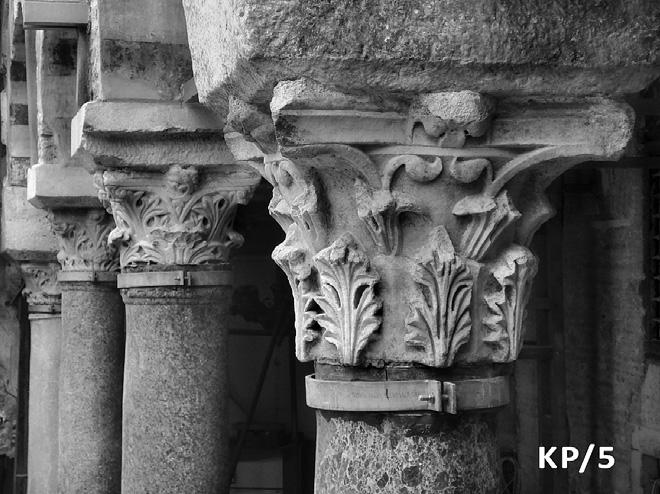 ΚΩΝΣΤΑΝΤΙΝΟΣ Θ. ΡΑΠΤΗΣ - ΣΤΥΛΙΑΝΗ Δ. ΒΑΣΙΛΕΙΑΔΟΥ Εικ. 5. Θεσσαλονίκη, Χαμζά Μπέη τζαμί. Κορινθιακά κιονόκρανα (ΚΡ/5, ΚΡ/13, ΚΡ/7).