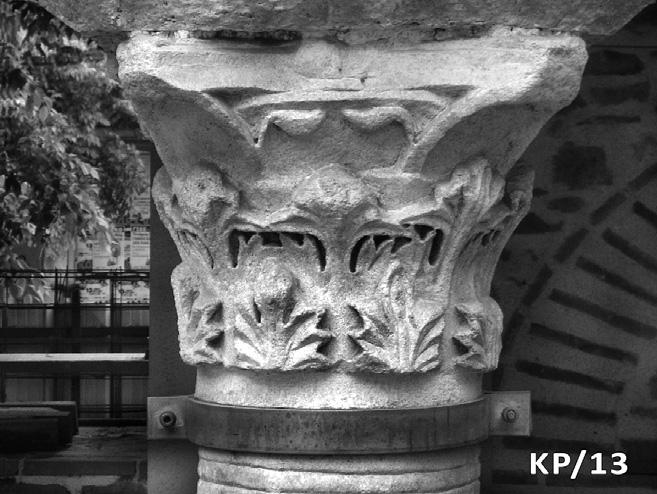 Χαρακτηριστικές είναι οι κάθετες γλωσσίδες ανάμεσα στα τοξωτά χείλη του σαγώματος της δεύτερης στεφάνης που διαμορφώνουν αρνητικά μοτίβα.