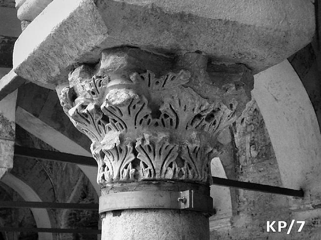 Και τα δύο παρουσιάζουν στενές μορφολογικές ομοιότητες με ομάδα κιονοκράνων από τη Θεσσαλονίκη που χρονολογούνται στο β μισό του 3ου αιώνα 14.