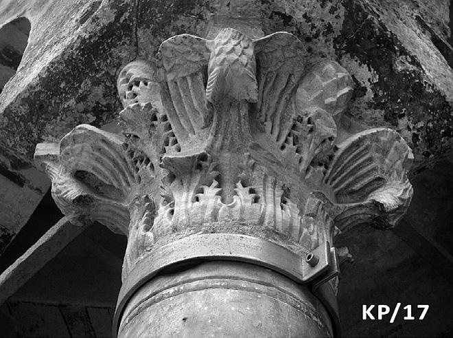ΑΡΧΙΤΕΚΤΟΝΙΚΑ ΓΛΥΠΤΑ ΣΤΟ ΧΑΜΖΑ ΜΠΕΗ ΤΖΑΜΙ Εικ. 6. Θεσσαλονίκη, Χαμζά Μπέη τζαμί. Δίζωνα κιονόκρανα με αετούς (ΚΡ/17, ΚΡ/16) και κριούς (ΚΡ/12).
