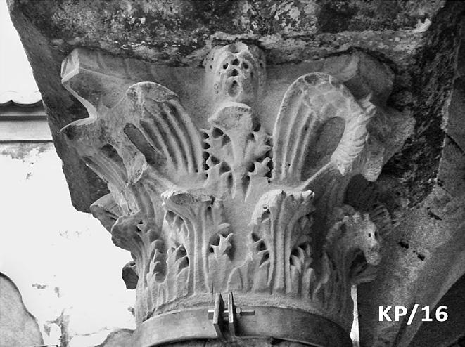 Στα έξι από αυτά τέσσερα πεντάλοβα φύλλα άκανθας, ένα στο μέσον κάθε όψης, απαρτίζουν την κάτω ζώνη και τέσσερα τοποθετημένα στις γωνίες διαμορφώνουν την άνω ζώνη (ΚΡ/2-4, 6, 10-11).