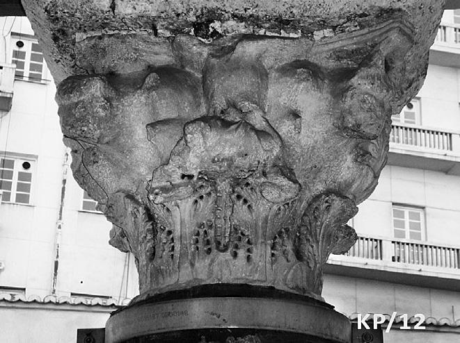 Οι ταινίες των ελίκων σχηματίζουν στο μέσον κάθε πλευράς σχήμα V ή λύρας, που γεμίζει με παραλλαγές φυτικών μοτίβων.