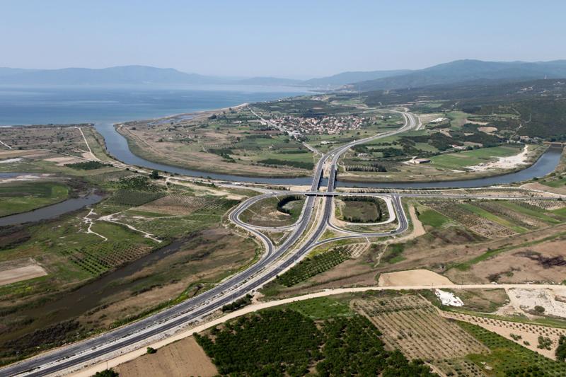 Από το σημείο αυτό και σε μήκος 50 χιλιομέτρων μέχρι τη συμβολή του με τον Αγγίτη, η κοίτη του Στρυμόνα είναι τεχνητή, με αναχώματα και αρδευτικά κανάλια.