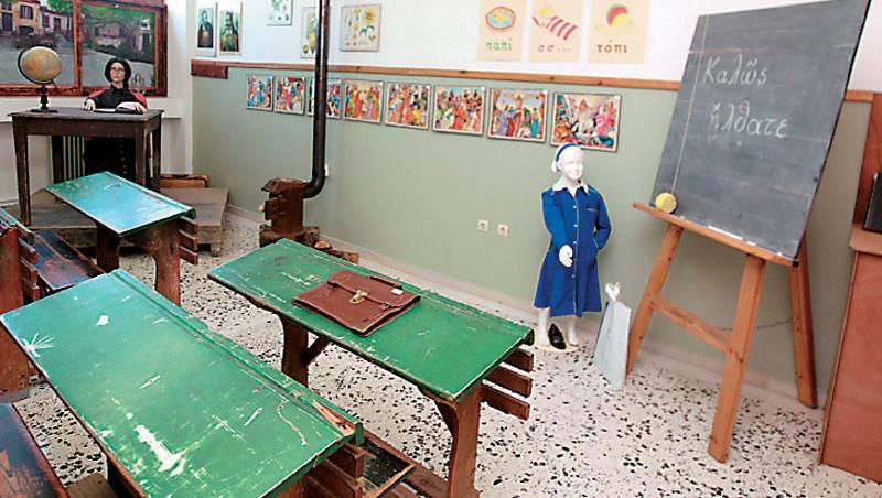 Οι μαθητές ήταν υποχρεωμένοι να παρακολουθούν με σταυρωμένα χέρια το μάθημα και να σηκώνονται όρθιοι όταν εξετάζονται.