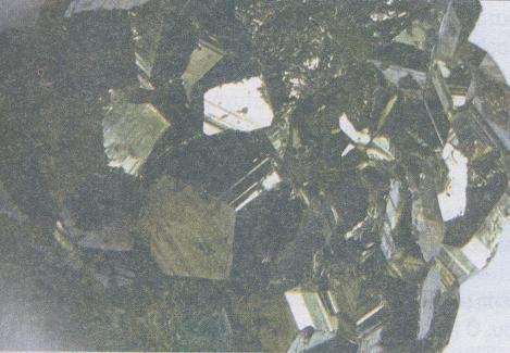 Σιδηροπυρίτης. Ορυκτό από το οποίο παράγεται σίδηρος. Κοιτάσματα σιδηροπυρίτη υπάρχουν στη Χαλκιδική (Στρατώνι), στην Ερμιόνη, κ.α. Αιματίτης.