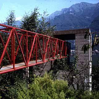 Εικ.34 Άποψη της οικίας Bianchi από τη μεριά του δρόμου 54 4.2. Η ΚΑΤΟΙΚΙΑ BIANCHI του Mario Botta ΚΥΡΙΑΡΧΩΝΤΑΣ ΣΤΟ ΤΟΠΙΟ 4.2.1.