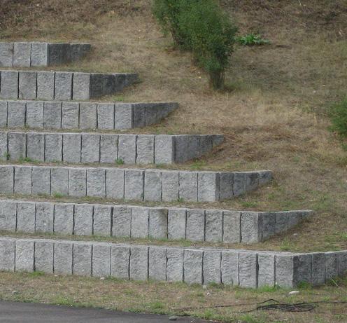 Ακολουθώντας για παράδειγμα το κεντρικό μονοπάτι, οδηγείται στη διεύρυνση της θέασης και της αντίληψης του περιβάλλοντος χώρου καθώς οδεύει βαθμιαία στο επάνω τμήμα του κτηρίου.