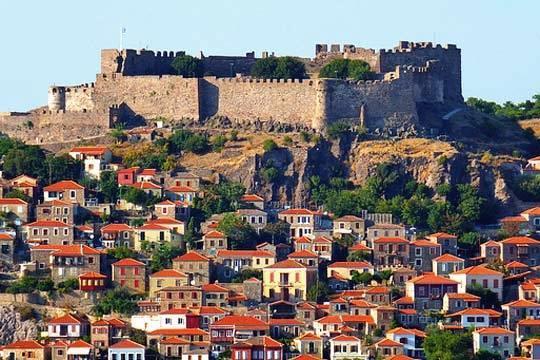 τρεις ζώνες με υψωμετρική διαφορά ανάμεσά τους η Άνω, η Κάτω και η Έξω Χώρα, ενώ στην κορυφή διακρίνεται και η ακρόπολη.