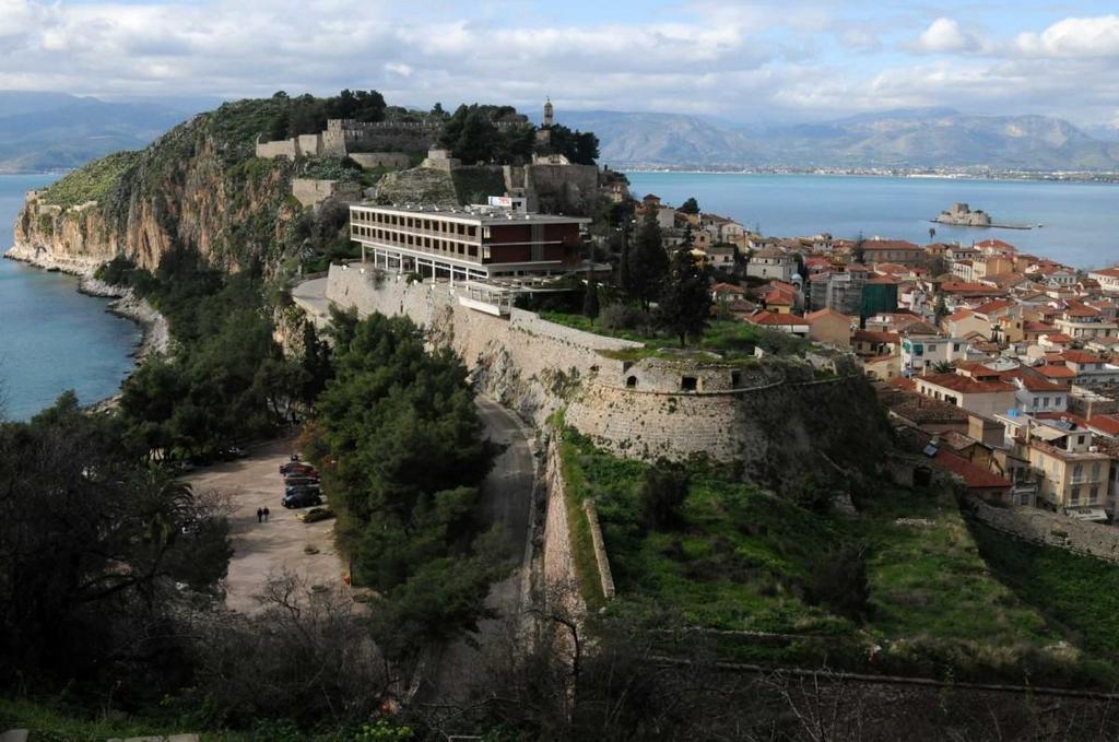 Για τη κατασκευή του αξιοποιήθηκαν αρχιτεκτονικά σχέδια που περιβάλουν και την υπόλοιπη πόλη της Κω και τα υλικά προέρχονται από την ίδια την περιοχή.