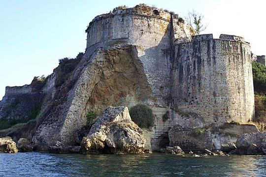 Κατασκευάστηκε σε ύψωμα 200 μέτρων εκεί όπου βρισκόταν πριν η αρχαία Ακρόπολη και αποτελείτο από πέντε διαζώματα ενώ το σχήμα του θυμίζει πυραμίδα.