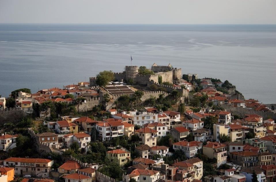 Εικόνα 11: Αεροφωτογραφία του Κάστρου της Καβάλας. Πηγή: http://www.castlekavala.gr. πύργους βόρειες έναν ανατολική στις γωνίες, στην πλευρά και έναν στη νοτιανατολική πλευρά.
