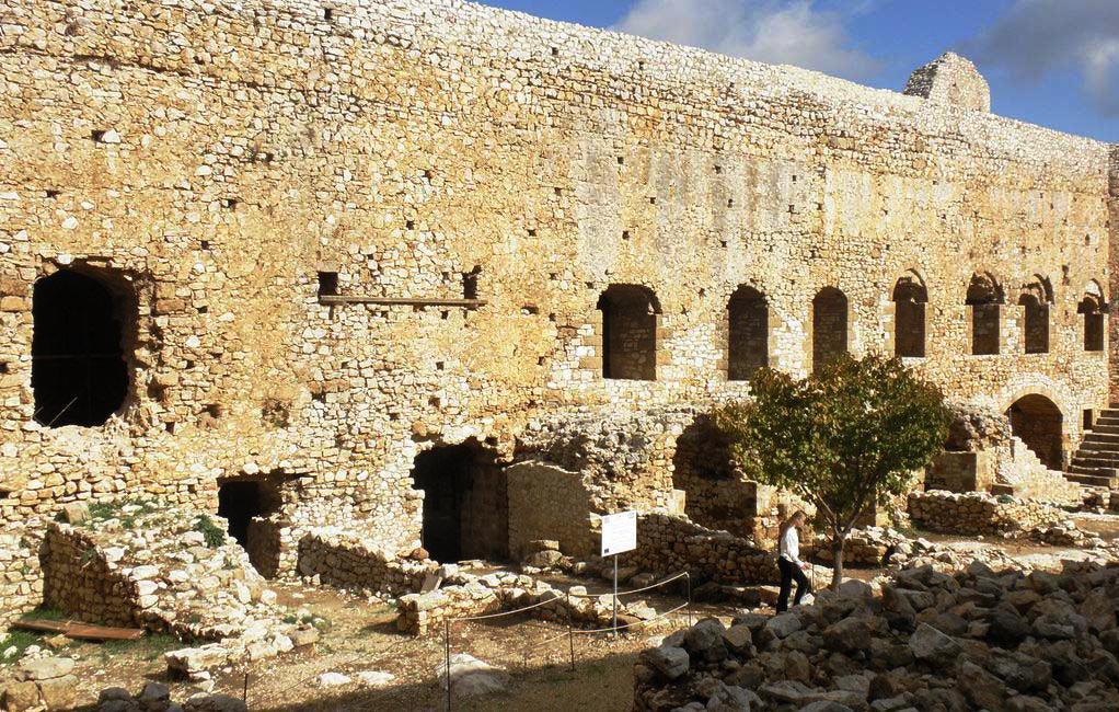 περίβολο καθώς και τα ανοίγματα της αίθουσας Α1-Α2 (βλ. εικ. 26-27).