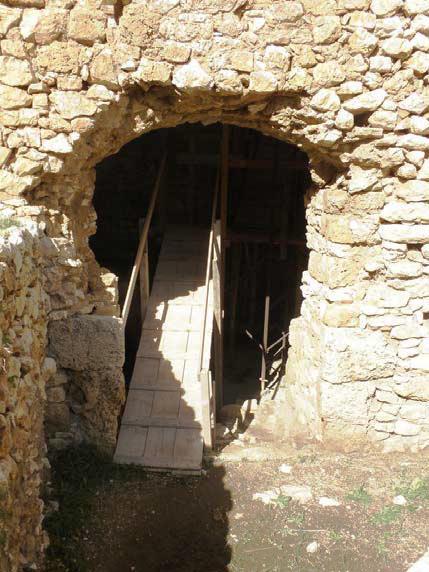 Το 1998 έπειτα από ένα μεγάλο σεισμό στη περιοχή, τμήματα του κάστρου άρχισαν να καταρρέουν με συνέπεια όλες οι εργασίες να