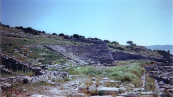 Στον Θορικό βρίσκεται το αρχαιότερο σωζόμενο θέατρο. Στη νότια πλευρά του αρχαίου αυτού θεάτρου, ανασκάφτηκε τη δεκαετία του 1960 μια νεκρόπολη.