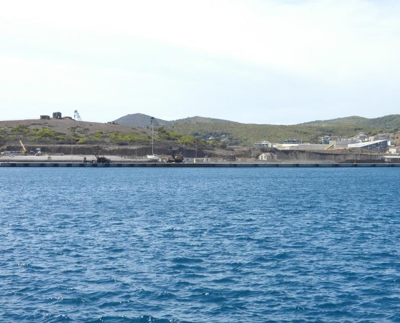 Εικόνα 3.7: Νότια ευθύγραμμη κρηπίδωση Εικόνα 3.8: Δάπεδα νοτίων κρηπιδωμάτων Οι κρηπιδότοιχοι, των οποίων η στάθμη εργασίας ανέρχεται ως τη στάθμη των +2,50 m πάνω από τη Μ.Σ.Θ.
