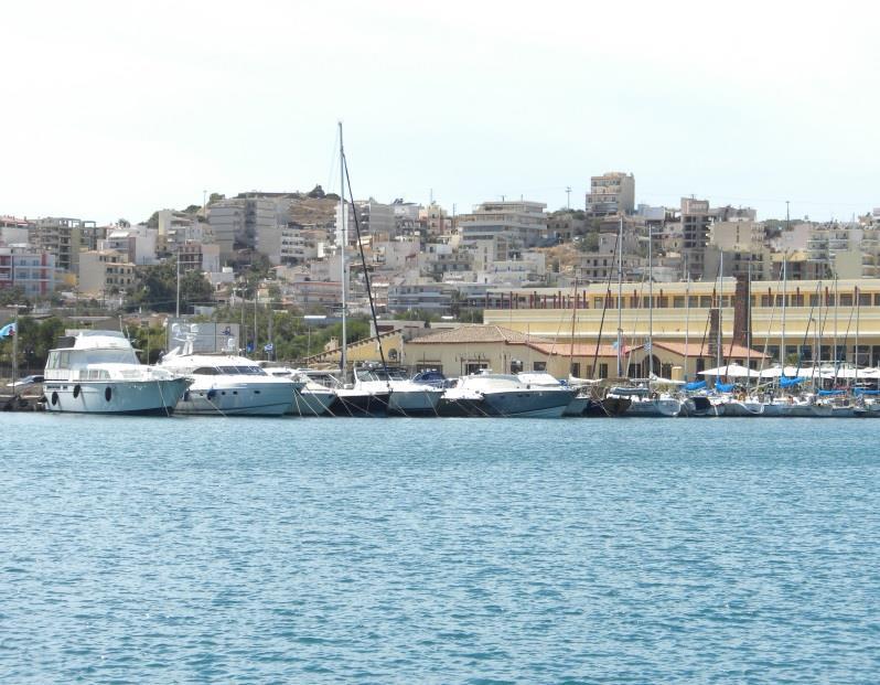 νοτίου ανέμου, έναντι του οποίου ο λιμένας είναι εκτεθειμένος με την παρούσα θέση των μόλων του, το κρουαζιερόπλοιο που χρησιμοποιούσε το τμήμα αυτό προσέκρουε λόγω της κυματικής διαταραχής στο