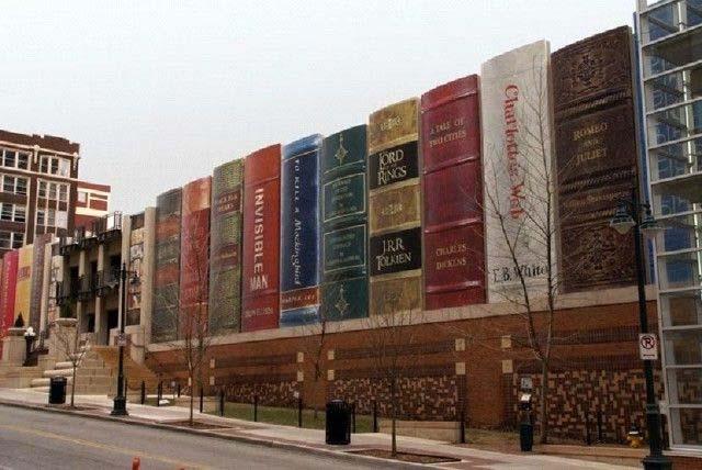 Δημόσια Βιβλιοθήκη του Kansas City Ένα από τα πιο σημαντικά γεγονότα στην πόλη του Κάνσας, από μια επαρχιακή πόλη σε μια ακμάζουσα μητρόπολη ήταν η δημιουργία μιας μόνιμης δημόσιας βιβλιοθήκης.