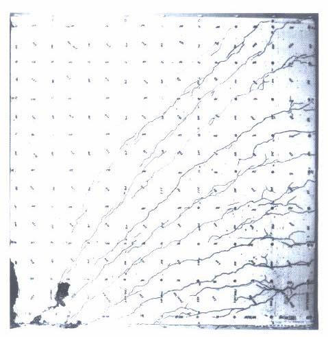 Το Σχ. 1.9 απεικονίζει το ρηγµατωµένο τοίχωµα µετά την αστοχία του. Από τη µορφή της ρηγµάτωσης γίνεται φανερό ότι, σχεδόν στο σύνολό τους, οι ρωγµές είναι διαγώνιες.