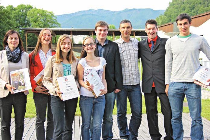 Æupan podelil knjiæne nagrade najboljπim uëencem in dijakom kamniπkih osnovnih in srednjih πol ter Glasbene πole Kamnik v πolskem letu 2011/2012, jim iskreno Ëestital za uspeh, ponosnim starπem