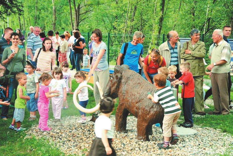MED MLADIMI Uspehi mladih raziskovalcev na CRM Profesorji in dijaki CRM æe od nekdaj zelo veliko pozornost namenjamo raziskovalni dejavnosti, ki je na naπi πoli moëno zastopana in na visokem nivoju.