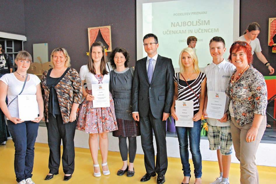 AKTUALNO Æupan podelil knjiæne nagrade najboljπim uëenkam, uëencem in dijakom 15. junij 2012 OBVESTILO OB»INA KAMNIK vse zainteresirane obëane obveπëa, da je od 14.6.2012 do 10.9.