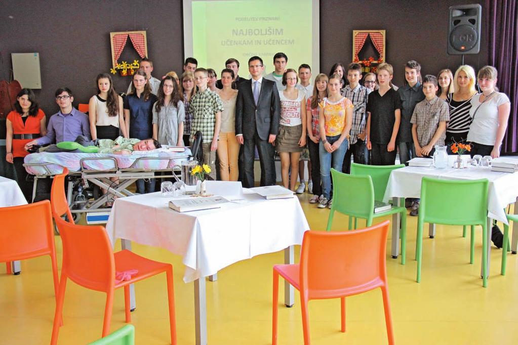 Marjan arec ÆUPAN Od 15. 6. 2012 dalje je na spletni strani www.kamnik.si objavljen javni poziv za dodelitev finanëne pomoëi dijakom in πtudentom za πolsko oz. πtudijsko leto 2012/2013.