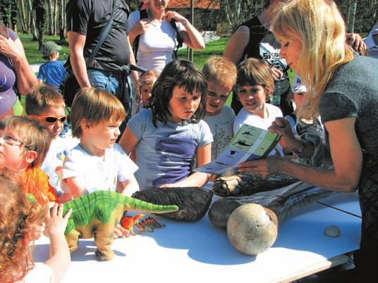 S srcem in duπo pa skrbita za Cambridge Museum, ki ponuja obiskovalcem veliko iz podroëja geologije, paleontologije, arheologije.