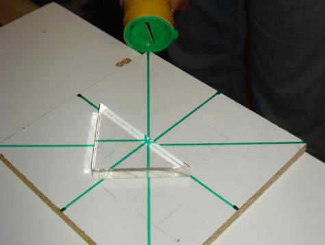 Οδηγίες εκτέλεσης: Ρίξε το φως του λέιζερ πάνω στο χαρτί, ώστε να ακολουθήσει την ευθεία γραμμή που είναι σχεδιασμένη. Τι παρατηρείς; Τοποθέτησε το τριγωνικό γυαλί πάνω στην ευθεία και πλάγια.