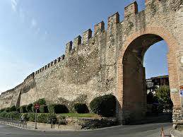 Κάστρα Το Φρούριο του Επταπυργίου, γνωστό και με την οθωμανική ονομασία Γεντί Κουλέ (Yedi Kule), βρίσκεται στο βορειοανατολικό άκρο των τειχών της Θεσσαλονίκης, εντός της Ακρόπολης.