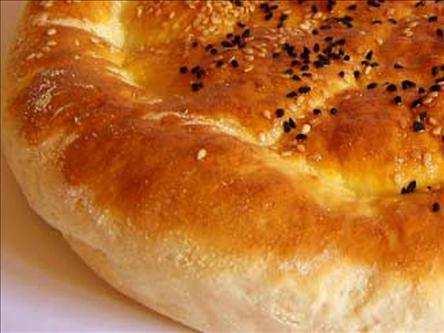 Συνταγές: Ramazanpidesi (πίτα του Ραµαζανιού) Για να φτιάξουµε Ramazan pidesi που είναι το ψωµί του νηστίσιµου τουρκικού τραπεζιού θα χρειαστούµε: 4 φλιτζάνια αλεύρι, κατά προτίµηση χωριάτικο, ολικής