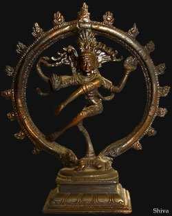 Αυτό το απρόσωπο και αόριστο Απόλυτο, εκδηλώνεται δια µέσου της Μεγάλης ΤριάδαςΤριµούρτι(Trimurti),η οποία αποτελείται από τις µορφές του Μπράχµα (Brahma, ηµιουργός), του Βίσνου (Vishnu, Συντηρητής)