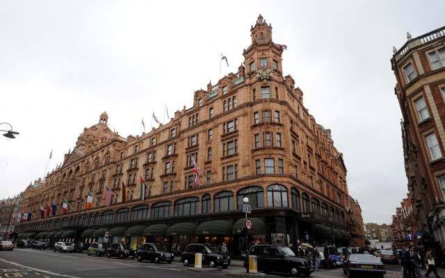 HARRODS Το μεγαλύτερο department store στην Ευρώπη βρίσκεται στο Λονδίνο, πουλάει σχεδόν τα πάντα -μέχρι και ράβδους χρυσού-, έχει