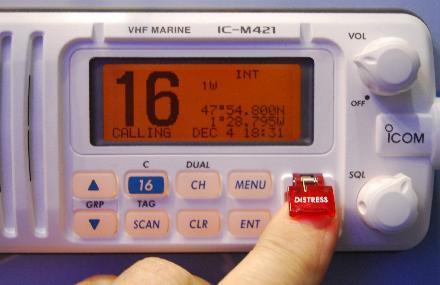 Ειδικά για το σήμα κινδύνου (MAYDAY) ορισμένα σκάφη διαθέτουν πομποδέκτες VHF με δυνατότητα DSC (Digital Selective Calling).