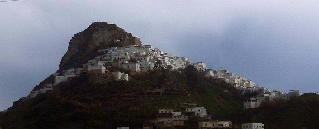 ε αντιπαράθεση, ο παραδοσιακός οικισμός της Φώρας αναπτύσσεται στη νοτιοδυτική πλαγιά του βράχου του ενετικού κάστρου αποφεύγοντας τους ισχυρούς βορειοανατολικούς ανέμους και απαρτίζεται από